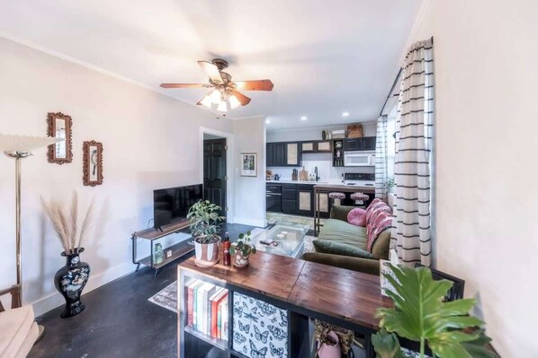 Apartment, 1 Queen Bed, Patio, Garden View (Clinton) | Living area