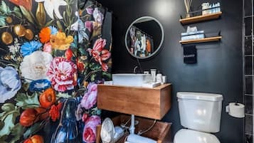 Apartment, 1 Queen Bed, Patio, Garden View (Clinton) | Bathroom