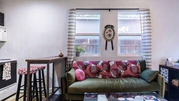 Apartment, 1 Queen Bed, Patio, Garden View (Clinton) | Living area