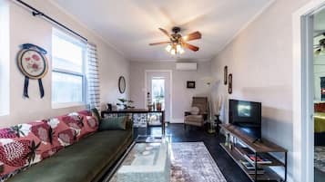 Apartment, 1 Queen Bed, Patio, Garden View (Clinton) | Living area