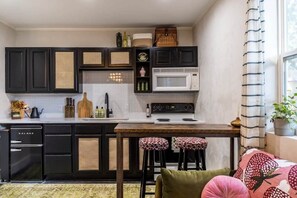 Apartment, 1 Queen Bed, Patio, Garden View (Clinton) | Private kitchen