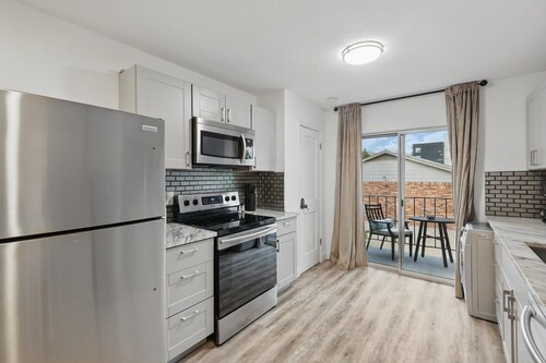 2-bd/2-ba Apartment w Pool & Patio