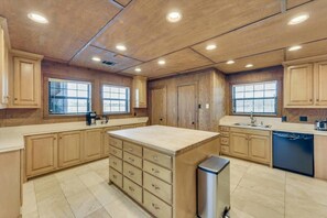 Maison, plusieurs lits, patio, vue jardin (CR 128) | Cuisine privée