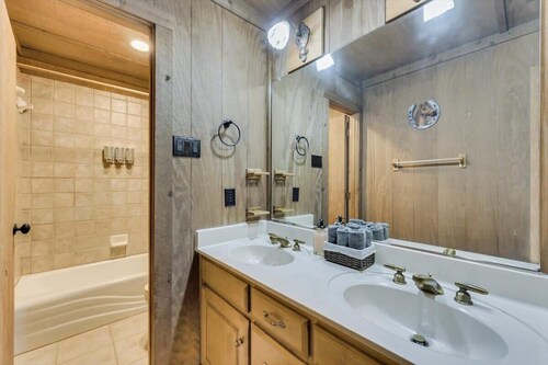 Spacious Ranch Style Home w/ Cinema Room
