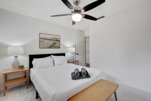 Tropical Pool Oasis - 5 BR, Foosbal, Cinema