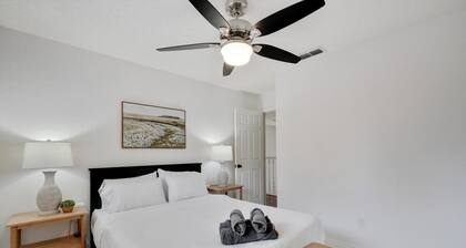Tropical Pool Oasis - 5 BR, Foosbal, Cinema