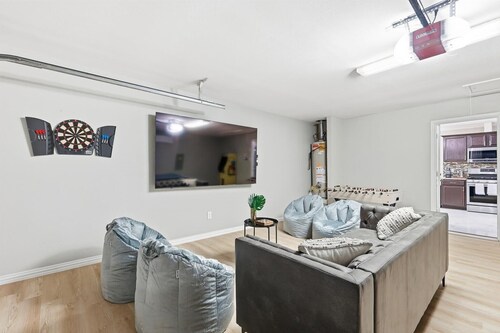 4-bd/2-ba With Backyard Pool Retreat + Game room