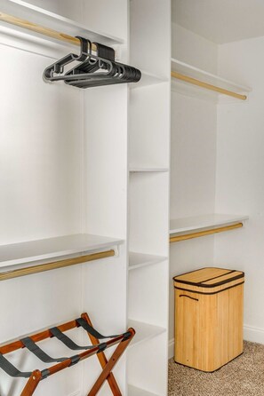 Ein Schrank mit Holzböden und einer Holzablage.