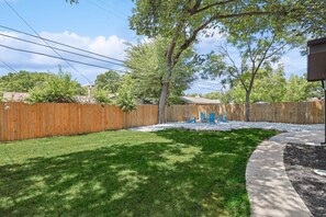 Property grounds - Bright Modern Home 3br, 2ba, Fenced backyard (Irving)