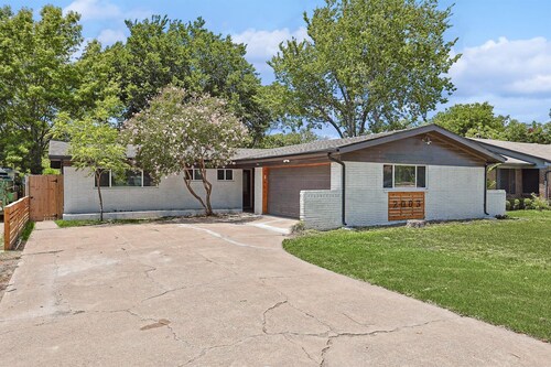 Bright Modern Home 3br, 2ba, Fenced backyard
