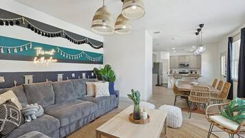 House, Multiple Beds, Pool Access, Pool View (Pullman) | Living area