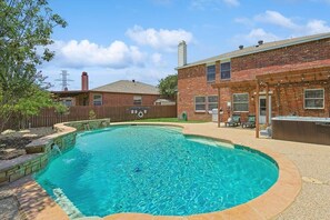 Outdoor pool - Colonial Style Retreat ft Pool, Cinema, Jacuzzi (Fort Worth)