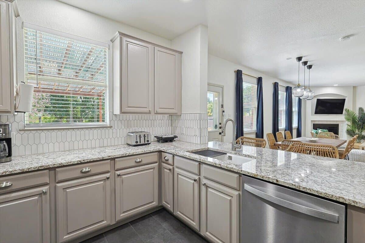 House, Multiple Beds, Pool Access, Pool View (Pullman) | Private kitchen