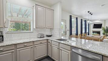 House, Multiple Beds, Pool Access, Pool View (Pullman) | Private kitchen