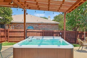 Bañera de hidromasaje al aire libre