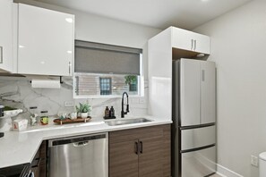 Apartment, 1 Queen Bed, Kitchen, Garden View (SanJacinto203 SILVER) | Private kitchen - Centrally Located Cheerful 1bd/1ba Apt (Dallas)