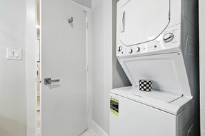 Apartment, 1 Queen Bed, Kitchen, Garden View (SanJacinto203 SILVER) | Interior - Centrally Located Cheerful 1bd/1ba Apt (Dallas)