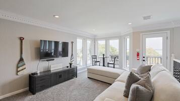 House, Multiple Beds, Pool Access, Pool View (Scenic D (MA)) | Living area