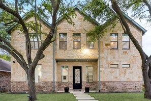 Exterior - Valley Vista Luxury Retreat w Pool, Cinema, Games (Lewisville)