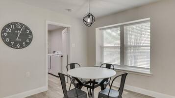 House, Multiple Beds, Hot Tub, Pool View (Amy) | Dining
