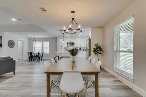 Ferienhaus, Mehrere Betten, Whirlpool, Poolblick (Amy) | Speisen