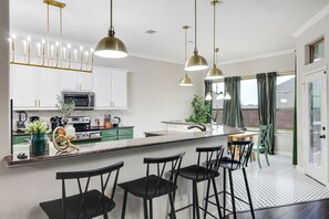 Hus - flere senge - adgang til pool - udsigt til pool (Nocona) | Privat køkken