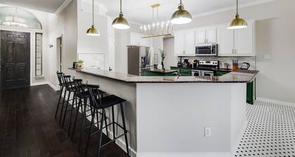 5-bed/2-bath Pool & Backyard Retreat