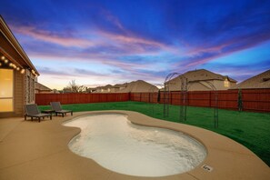 Outdoor pool - 5-bed/2-bath Pool & Backyard Retreat (Waxahachie)