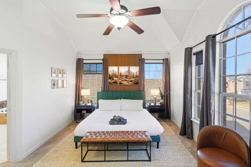5-bd Vacation Retreat w Pool & Ping Pong!