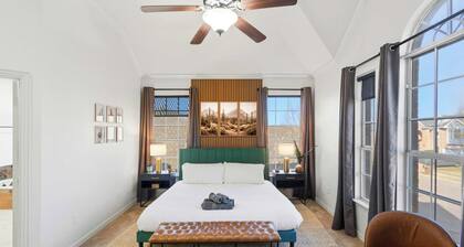 5-bd Vacation Retreat w Pool & Ping Pong!