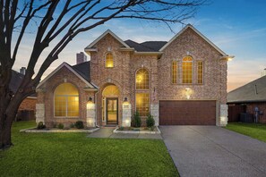 Exterior - 5-bd Vacation Retreat w Pool & Ping Pong! (Fort Worth)