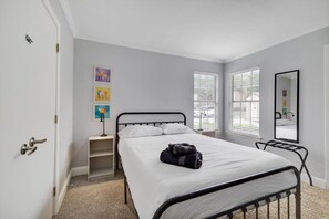 Apartment, Multiple Beds, Kitchen, Pool View (Keller Springs / 30+ Night) - Heart of Dallas - Cozy Apt, 2bed, Pool (Dallas)