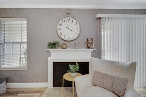 Apartment, Multiple Beds, Kitchen, Pool View (Keller Springs / 30+ Night) | Interior - Heart of Dallas - Cozy Apt, 2bed, Pool (Dallas)