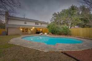 Outdoor pool - Heart of Dallas - Mansion With Backyard Pool Oasis (Dallas)