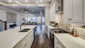 Private kitchen - Houston Central Location - Stylish With Jacuzzi (Houston)