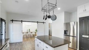 Nhà, nhiều giường, có thể sử dụng hồ bơi, quang cảnh hồ bơi (Clear Creek) | Bếp riêng