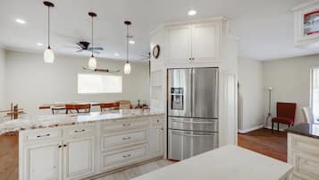 House, Multiple Beds, Pool Access, Pool View (Sellmeyer) | Interior