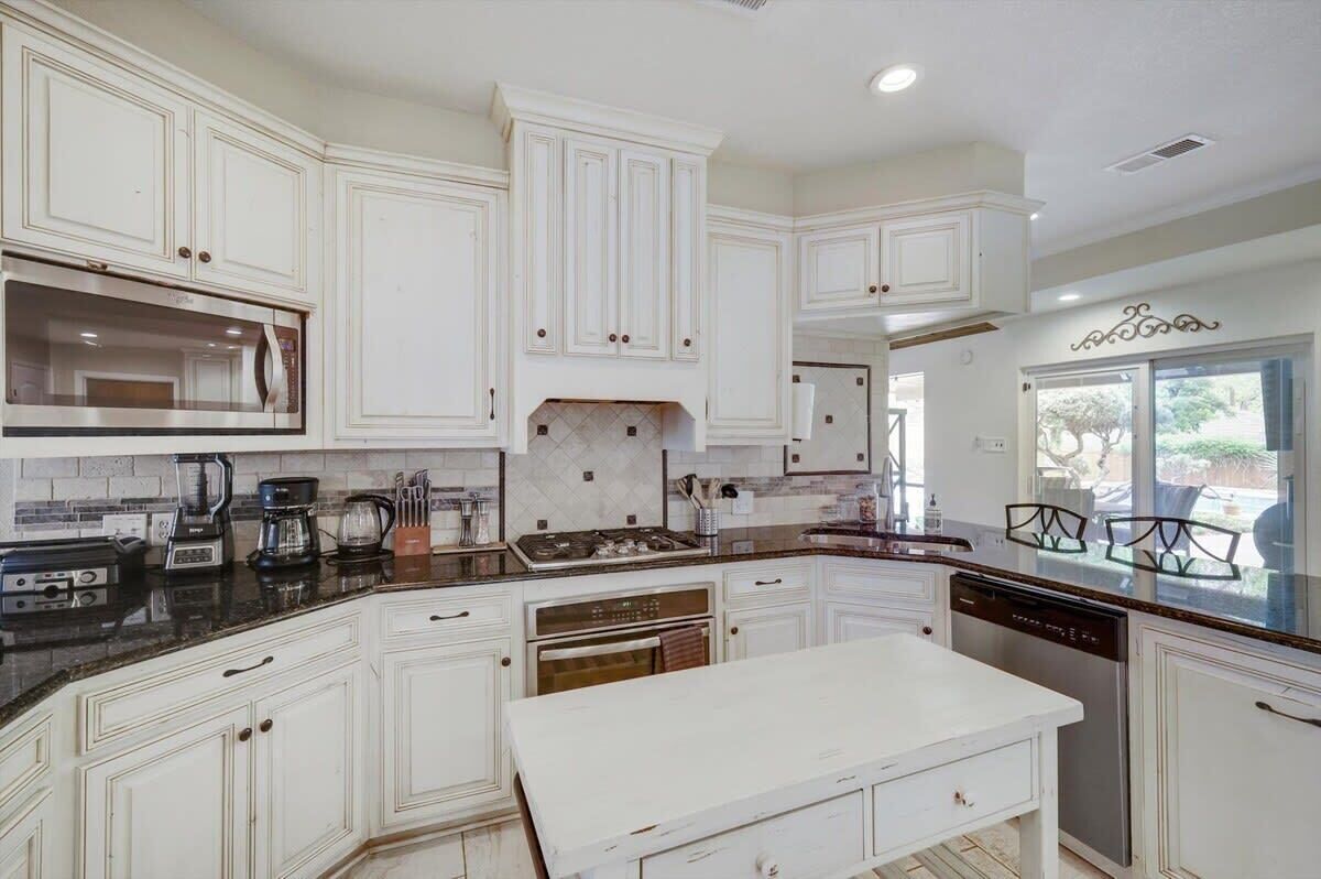 House, Multiple Beds, Pool Access, Pool View (Sellmeyer) | Private kitchen