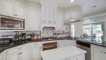 House, Multiple Beds, Pool Access, Pool View (Sellmeyer) | Private kitchen
