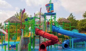 Een waterpark met glijbanen en speelvoorzieningen.