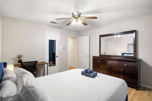 House, Multiple Beds, Pool Access, Pool View (Cobblestone) - Best of Desoto 5br/3ba w Pool, Patio, Bbq, Games (DeSoto)