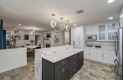 5bd/3ba Stylish Home w Game Room, Backyard, pool