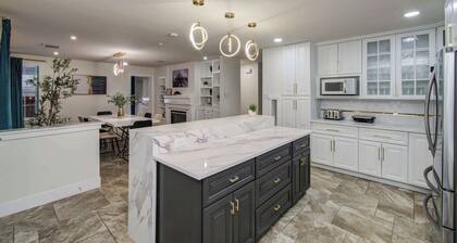 5bd/3ba Stylish Home w Game Room, Backyard, pool