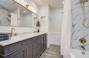 Bathroom - 5bd/3ba Stylish Home w Game Room, Backyard, pool (The Woodlands)