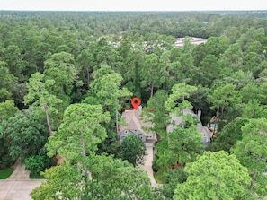 Exterior - 5bd/3ba Stylish Home w Game Room, Backyard, pool (The Woodlands)