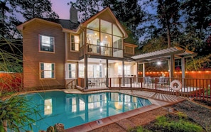 Outdoor pool - 5bd/3ba Stylish Home w Game Room, Backyard, pool (The Woodlands)