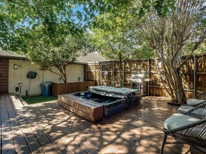 Terrace/patio - 3-bd/2-ba Northern Dallas Retreat Hot Tub & bbq (Dallas)