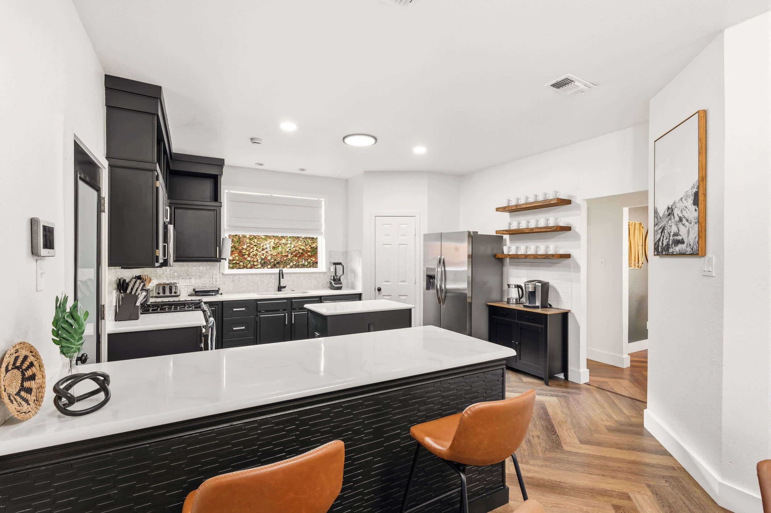 House, Multiple Beds, Pool Access, Pool View (Misty Meadow) | Private kitchen