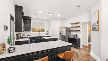 House, Multiple Beds, Pool Access, Pool View (Misty Meadow) | Private kitchen