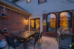 Outdoor dining - 5-bd Getaway w/ Pool, Patio, Firepit Mins to DT (Dallas)